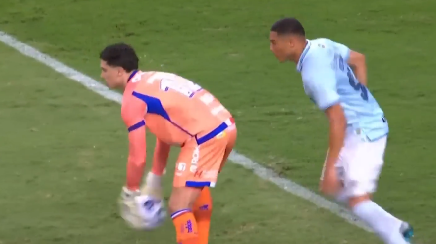 Rinvio? No, gol! Il Gremio segna su assist... del portiere avversario