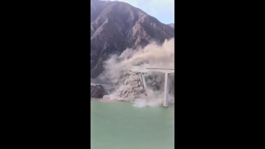 cina crolla ponte hongqi era stato inaugurato pochi mesi fa