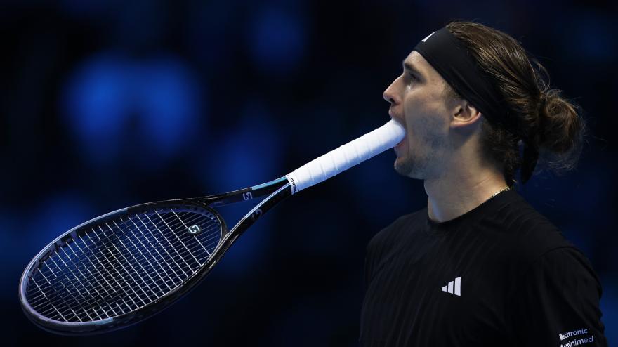 Sinner fa impazzire Zverev: il tedesco si mangia la racchetta!