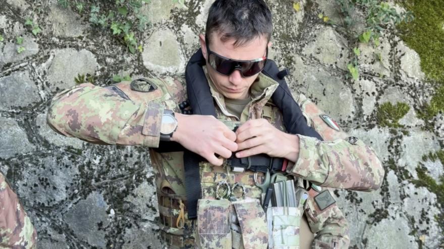 Giovani alpini si addestrano sul mare di Duino prima della cerimonia a Trieste