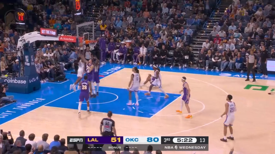 Wallace, schiacciata brutale in testa a Smart e Doncic