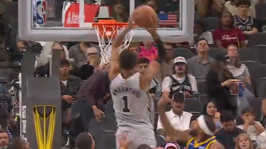 Difesa schierata? Wembanyama la "spezza" con una schiacciata folle Difesa schierata? Wembanyama la "spezza" con una schiacciata folle