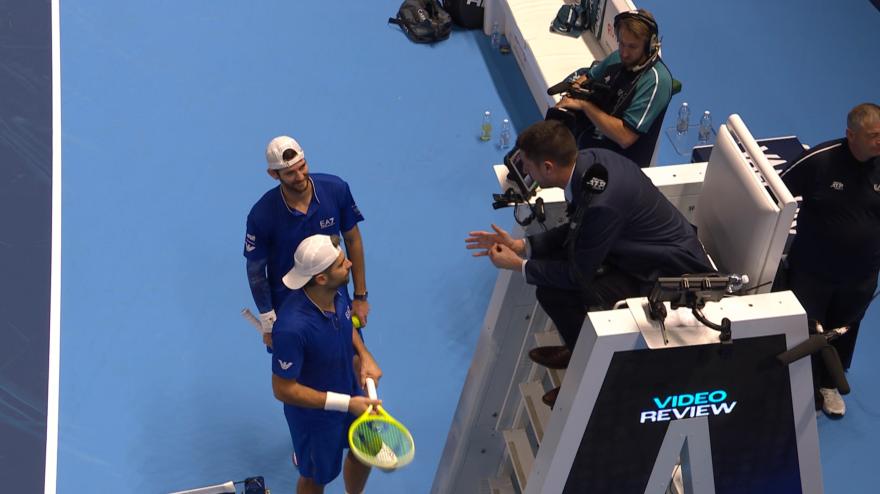 Vavassori e Bolelli protestano, ma il "VAR" non perdona: la pallina tocca la maglietta?