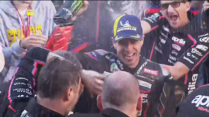 Doccia di spumante e un coro speciale: Aprilia, che festa per Bezzecchi! Doccia di spumante e un coro speciale: Aprilia, che festa per Bezzecchi!