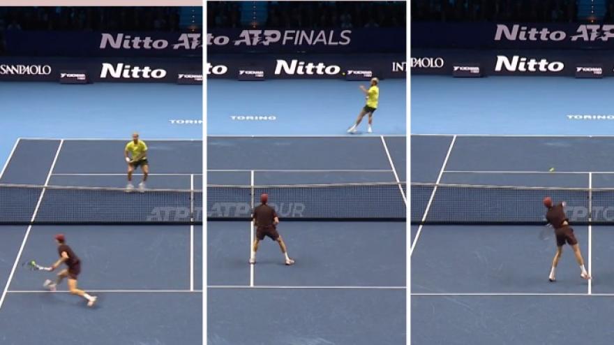 Sinner Alcaraz, doppia smorzata e poi smash! Lo scambio fa impazzire il pubblico Sinner Alcaraz, doppia smorzata e poi smash! Lo scambio fa impazzire il pubblico