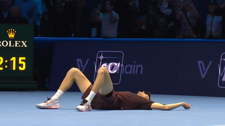 Alcaraz sbaglia, Sinner si getta a terra emozionato: rivivi l Alcaraz sbaglia, Sinner si getta a terra emozionato: rivivi l