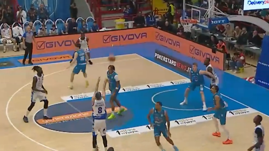 Brescia si conferma in vetta, Napoli sbancata con un super Della Valle Brescia si conferma in vetta, Napoli sbancata con un super Della Valle