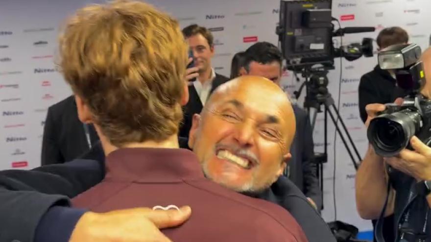 "Bra vo! Bra vo!": Spalletti incontra Sinner e impazzisce di gioia "Bra vo! Bra vo!": Spalletti incontra Sinner e impazzisce di gioia