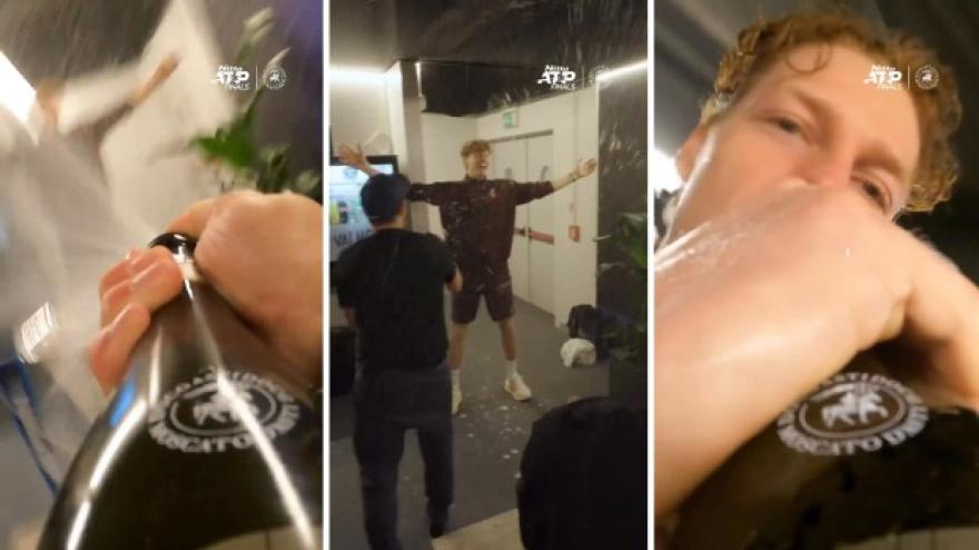 Sinner, bagno nello spumante: la festa vista... dalla bottiglia Sinner, bagno nello spumante: la festa vista... dalla bottiglia