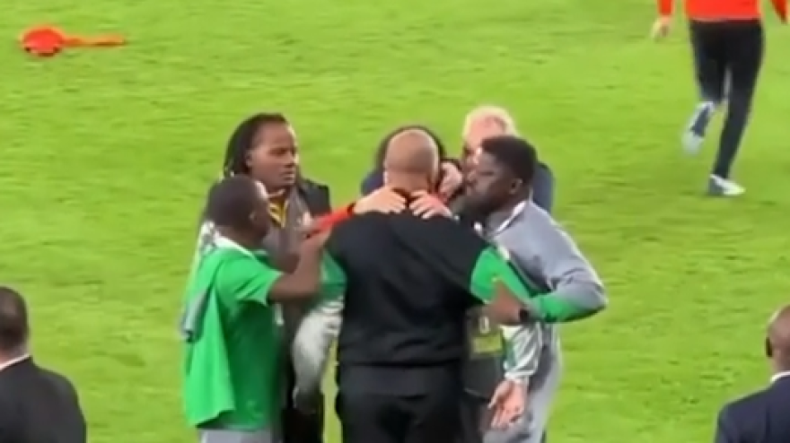 "I congolesi facevano riti voodoo": il ct della Nigeria (eliminata) perde la testa "I congolesi facevano riti voodoo": il ct della Nigeria (eliminata) perde la testa