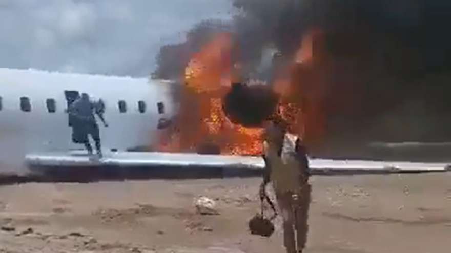 Inferno sulla pista, l’aereo prende fuoco: passeggeri in fuga