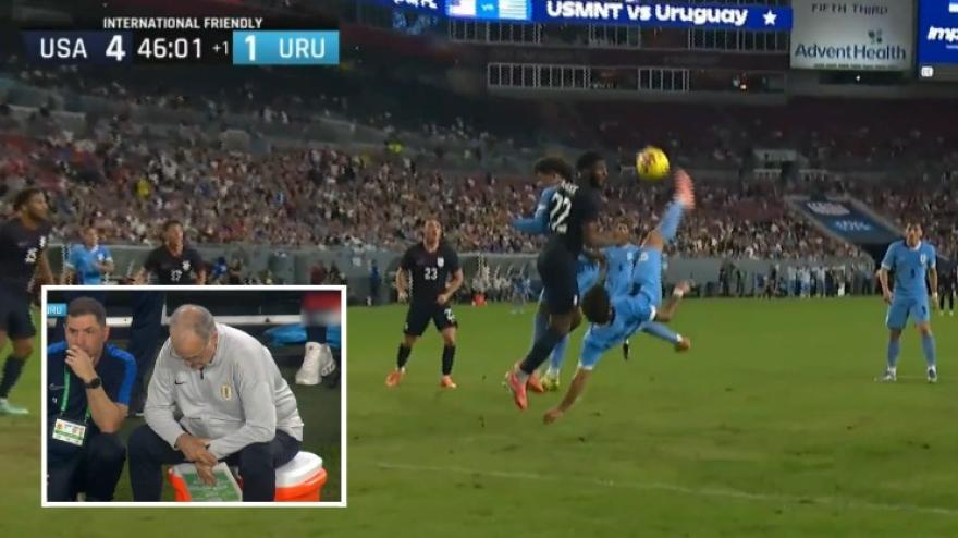 Rovesciata da cinema! Il telecronista impazzisce, mentre Bielsa... Rovesciata da cinema! Il telecronista impazzisce, mentre Bielsa...