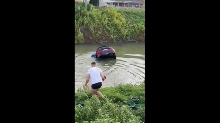 Padova, auto nel canale: in due si tuffano e salvano un imprenditore