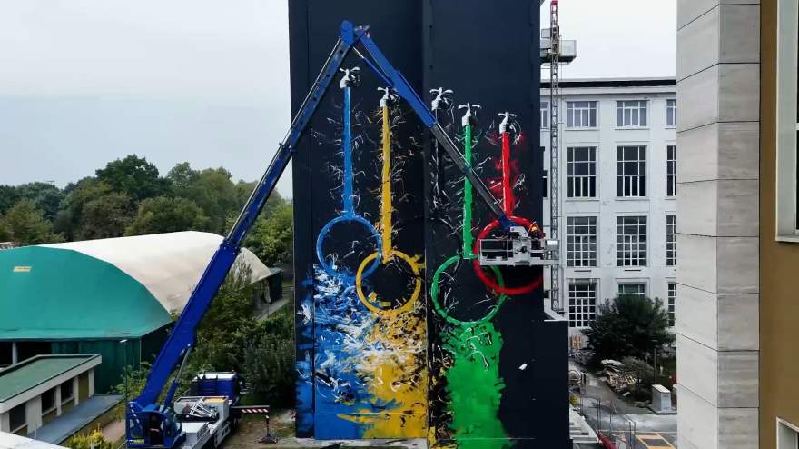 olimpiadi ecco apri alla vita inaugurato l enorme murales a milano
