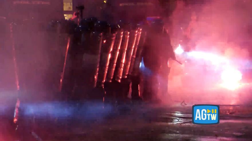 Tensioni a Bologna, lancio di oggetti e petardi contro la Polizia