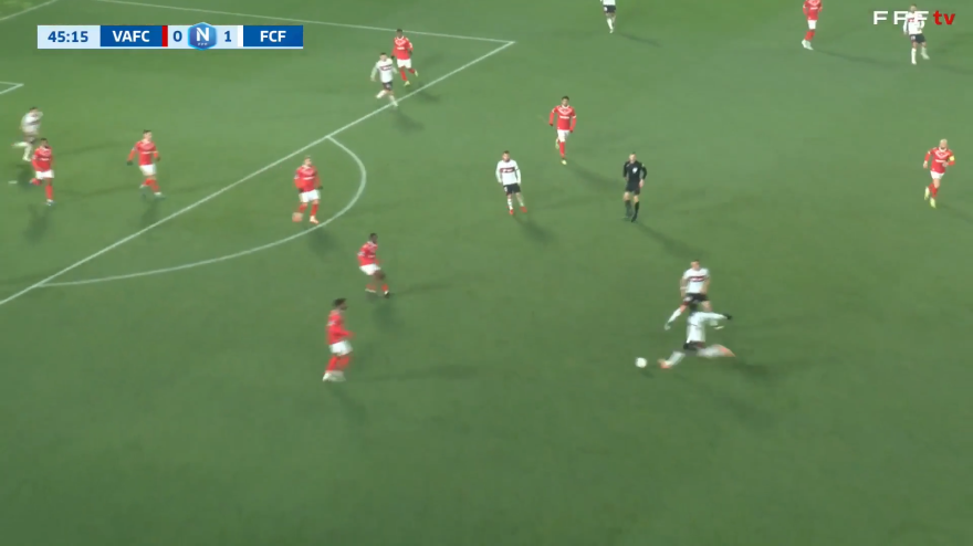 Gol senza senso in Francia! 15 secondi dopo la ripresa calcia dai 25 metri e...