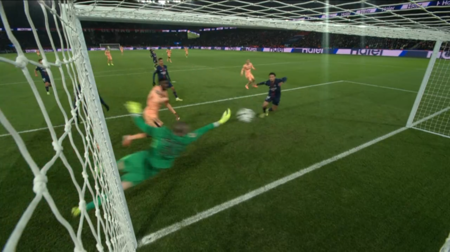 Chevalier la toglie dalla porta così: super parata del portiere del Psg