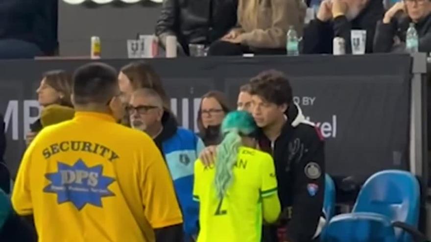 Shelton consola la fidanzata Trinity Rodman dopo la sconfitta