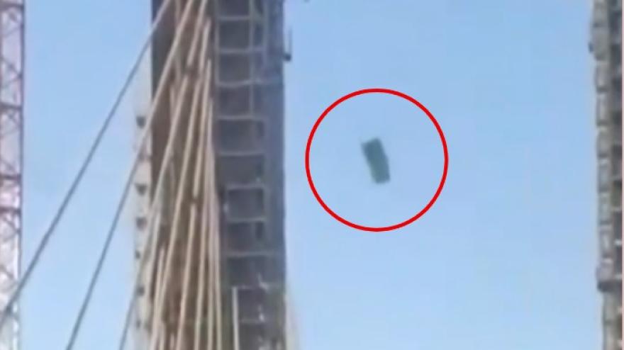 Bagno chimico cade dal Ponte e finisce su strada trafficata: terrore a Siviglia