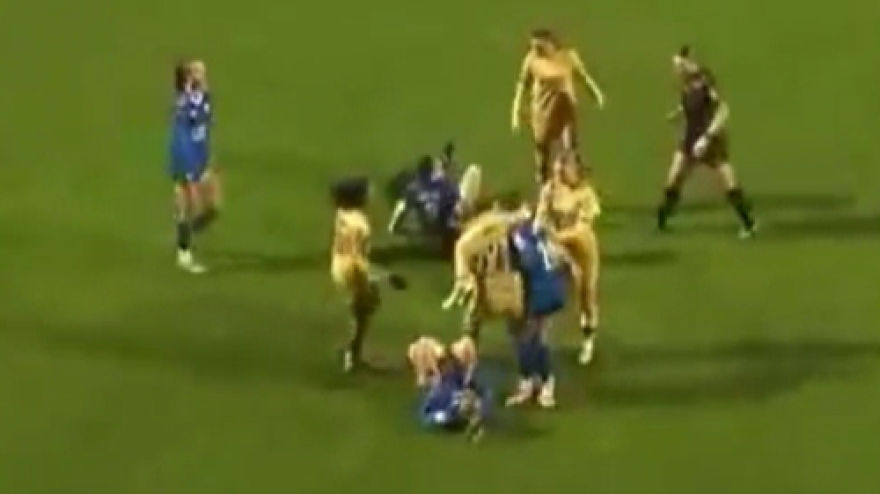 Mossa di wrestling durante una rissa in campo: incredibile in Inghilterra!