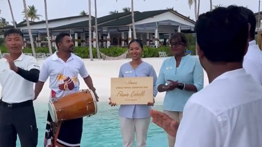 Cobolli arriva alle Maldive e viene accolto così: il cartello è speciale!