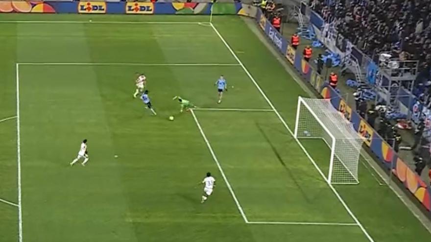 Errore clamoroso della difesa: è il gol più facile della storia?