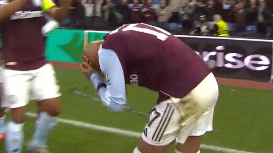 Follia in Aston Villa-Young Boys: dalle tribune piove di tutto, Malen ferito alla testa