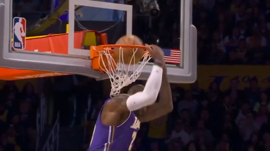 Eterno LeBron James: la schiacciata in reverse è da pelle d'oca!