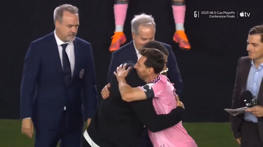 Alcaraz premia l'Inter Miami: l'abbraccio con Messi è speciale!