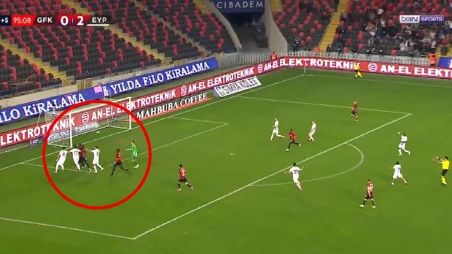 Gol surreale! Il portiere è impegnato in una rissa: Boateng segna a porta vuota Gol surreale! Il portiere è impegnato in una rissa: Boateng segna a porta vuota