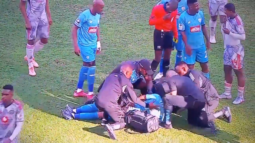 Terrore in Sudafrica: un giocatore viene colpito da una pallonata e sviene Terrore in Sudafrica: un giocatore viene colpito da una pallonata e sviene