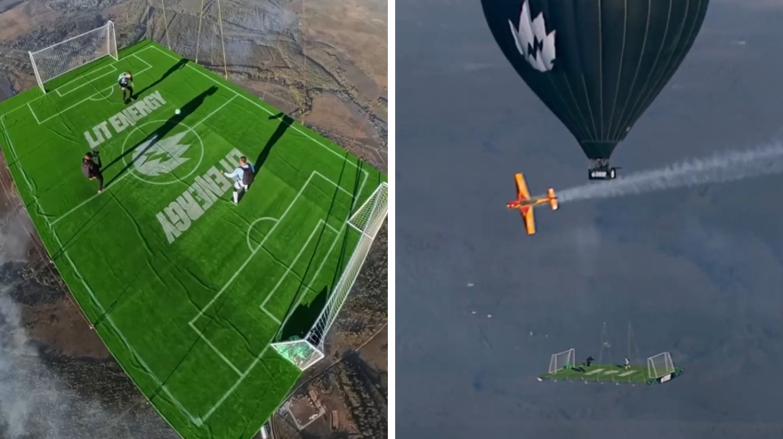 200 partita pi249 folle di sempre calcio tra le nuvole appesi a una mongolfiera e un aereo da Gazzetta.it 200 partita pi249 folle di sempre calcio tra le nuvole appesi a una mongolfiera e un aereo