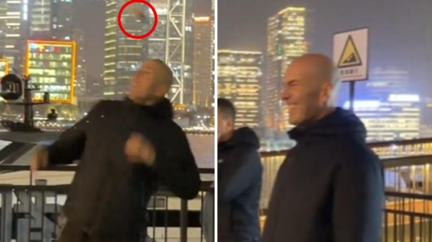 La Cina è pazza per Zidane! Eccolo mentre gioca per strada a jianzi con i passanti La Cina è pazza per Zidane! Eccolo mentre gioca per strada a jianzi con i passanti