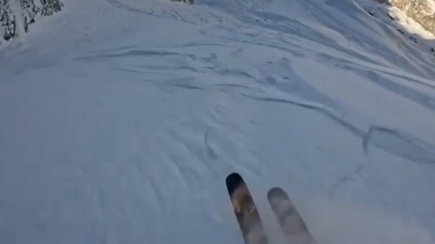 Scena surreale: il freerider scatena una valanga, salvo per miracolo