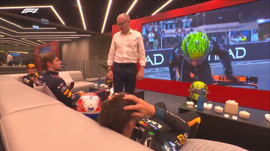 Quante risate nel retropodio! Norris si rilassa un attimo ma Verstappen... Quante risate nel retropodio! Norris si rilassa un attimo ma Verstappen...