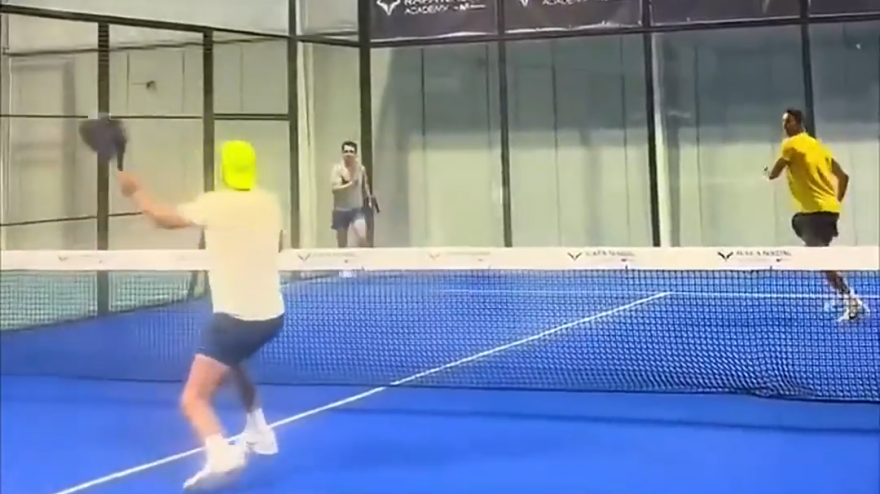 Nadal fa sul serio col padel: guardate come gioca