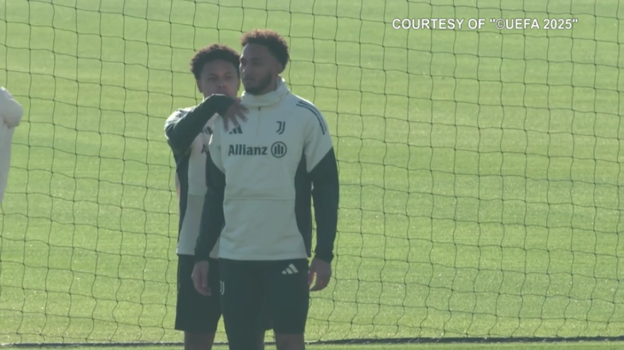 Kelly teso? McKennie si reinventa massaggiatore in allenamento Kelly teso? McKennie si reinventa massaggiatore in allenamento