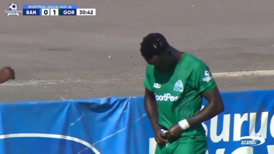 Esultanza da non credere in Kenya: si slaccia i pantaloncini e…