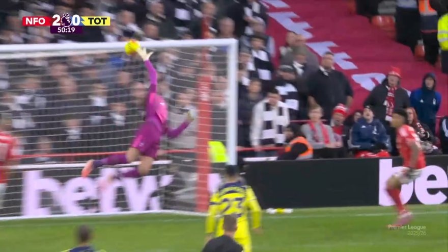 Brutti errori di Vicario: il Tottenham perde 3-0 a Nottingham