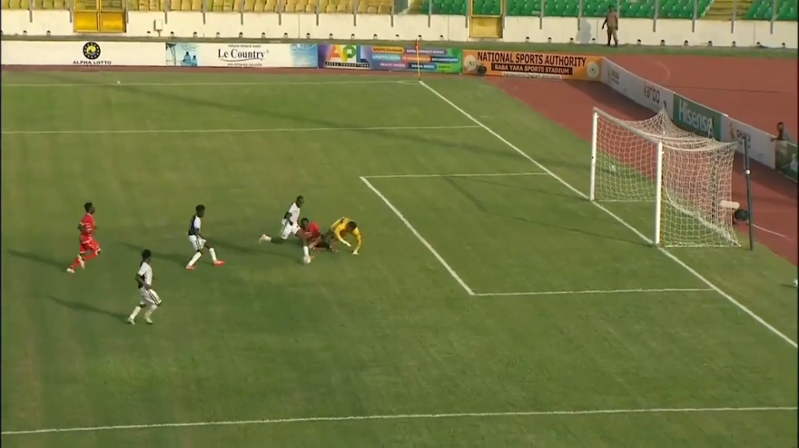 È un'azione surreale: scontro portiere-difensore, tiro a porta vuota, ma...