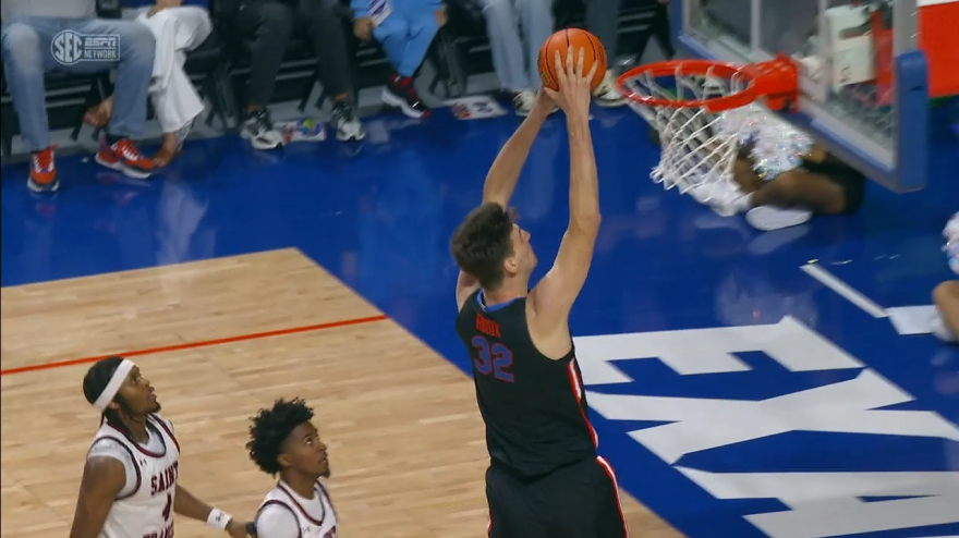 Schiaccia senza saltare! Il centro più alto d'America segna così in Ncaa