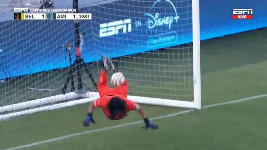 Higuita è tornato: la "parata dello scorpione" è più iconica che mai