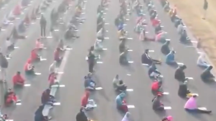 Si presentano in 8mila: organizzano l'esame di stato su una pista dell'aeroporto