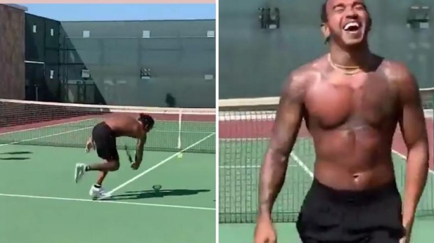 Hamilton, tennista per un giorno: i risultati sono esilaranti