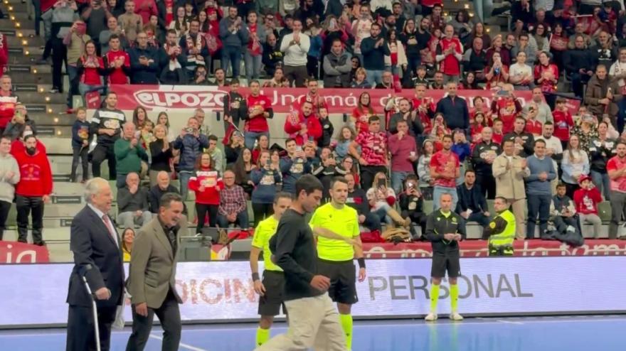 Tutti in piedi per Alcaraz! Lo spagnolo batte il calcio d'inizio di una partita di futsal