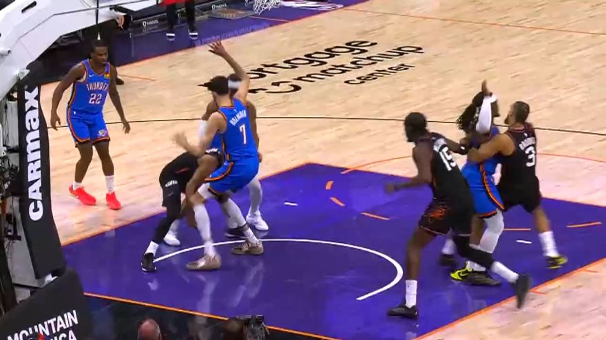 Difesa schierata? Nessun problema: l'assist passa sotto le gambe del difensore