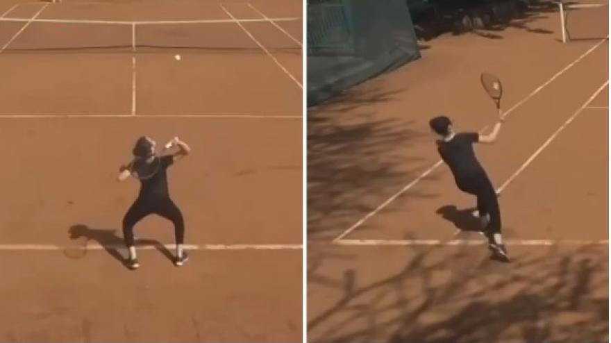 Partecipa a un torneo ma non sa giocare. Gli scambi sono surreali