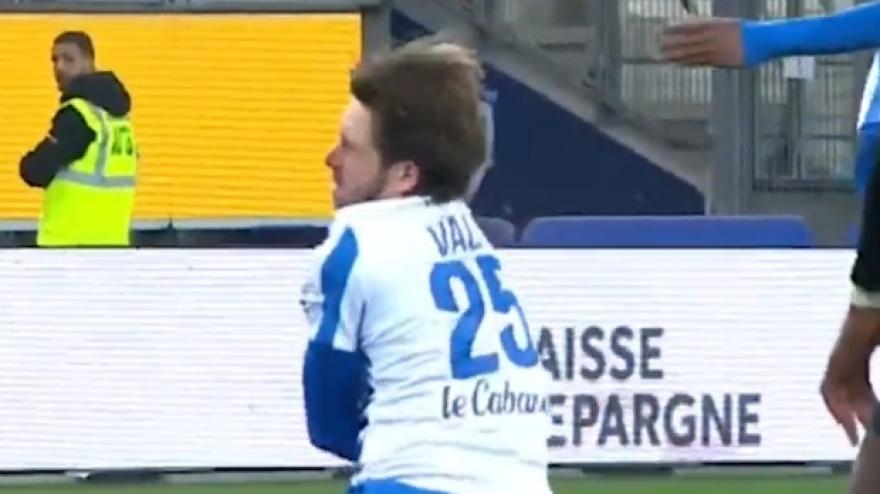 Che giornataccia! Il compagno calcia, ma... lo colpisce in piena faccia