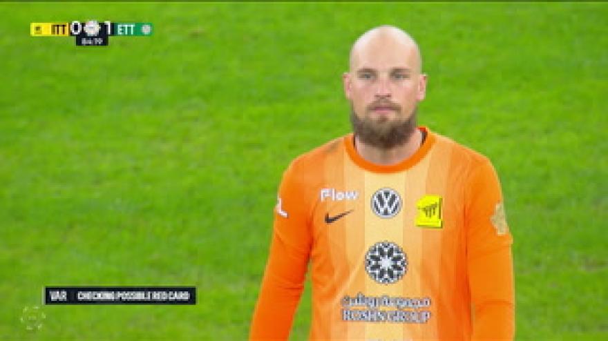 Para la palla ma... è tre metri fuori dall'area: cartellino rosso comico!