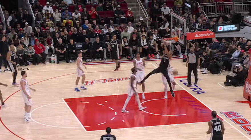 Nba, è sempre Wembanyama show: guarda la sua ultima schiacciata